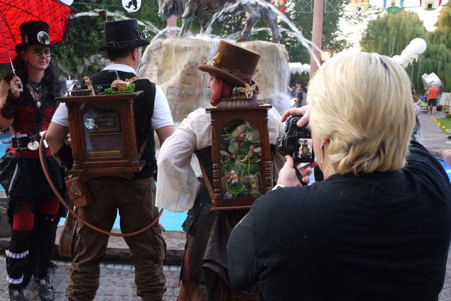 vor dem Europabrunnen